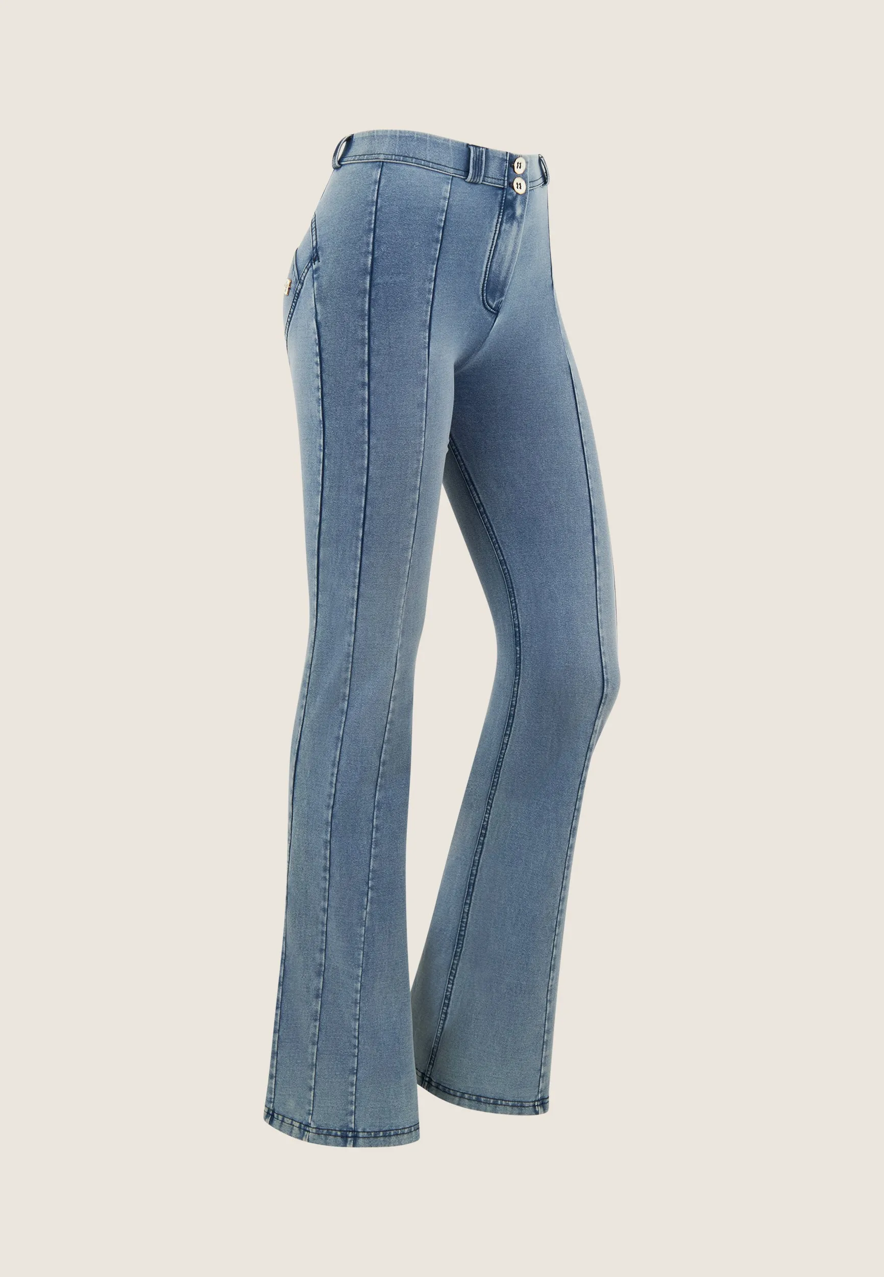 (WRUP11RHF411-J108B) Flared WR.UP® Jeans met Knoopsluiting