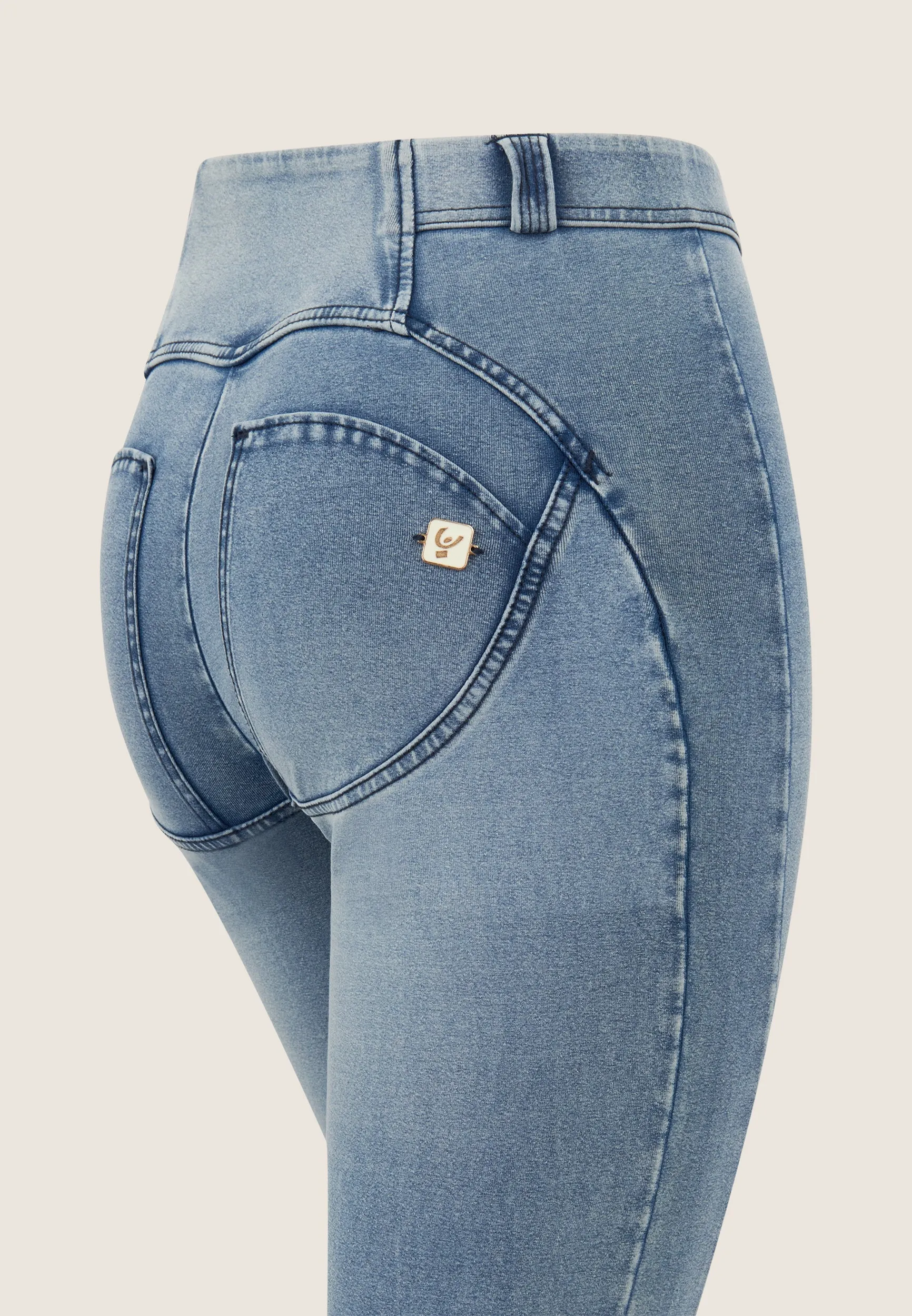 (WRUP11RHF411-J108B) Flared WR.UP® Jeans met Knoopsluiting