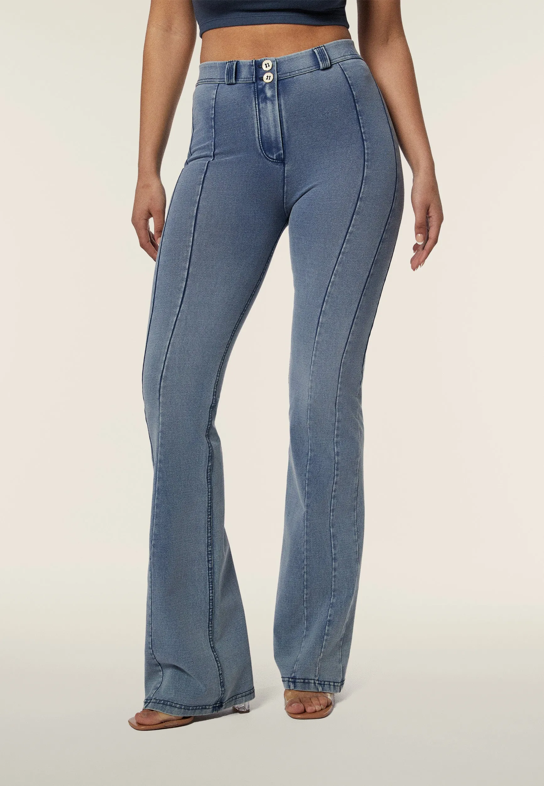 (WRUP11RHF411-J108B) Flared WR.UP® Jeans met Knoopsluiting