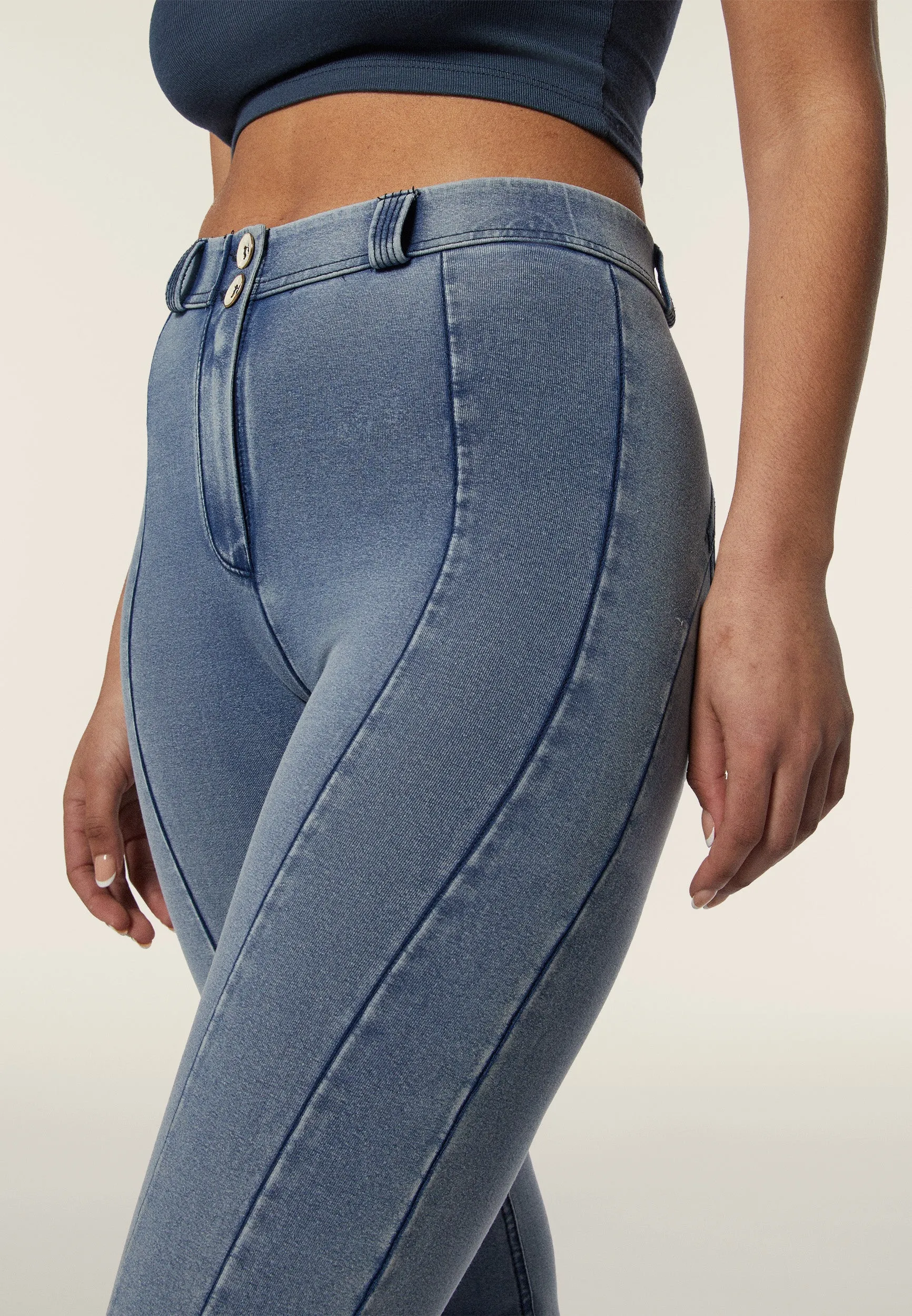 (WRUP11RHF411-J108B) Flared WR.UP® Jeans met Knoopsluiting